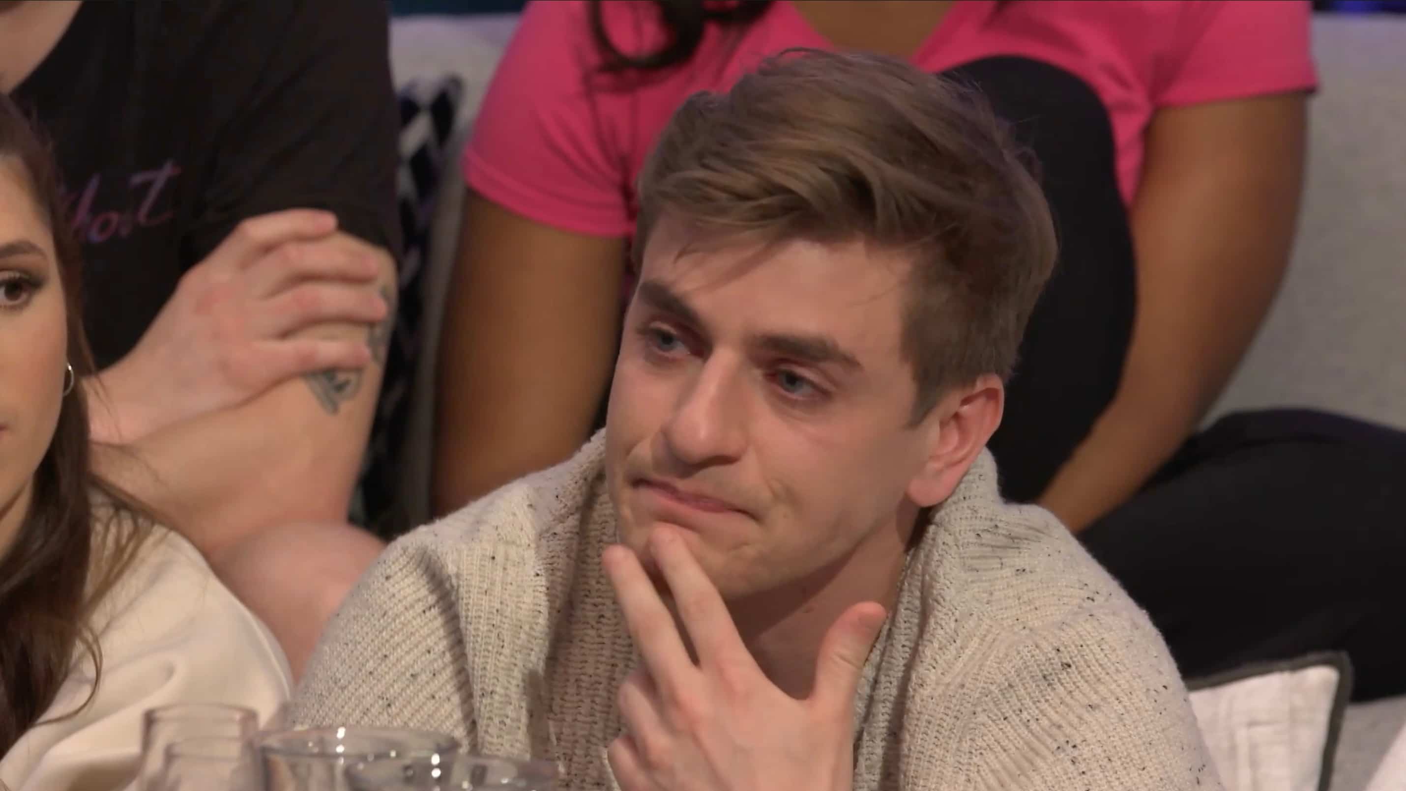 Édouard fond en larmes durant le post-mortem