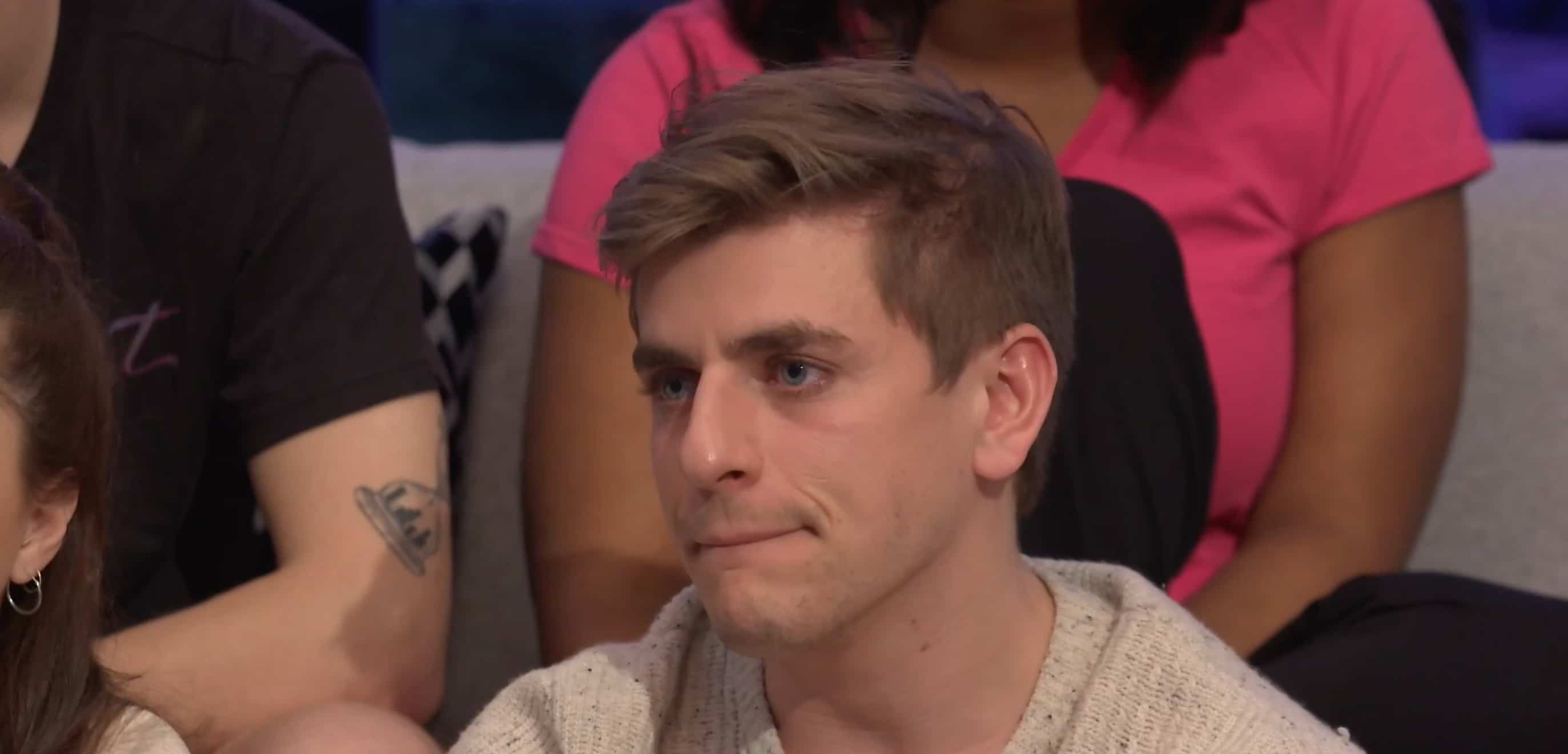 Édouard a les larmes aux yeux au post-mortem