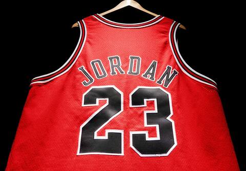 La camiseta de baloncesto de Michael Jordan se vende por más de $ 10 millones en una subasta