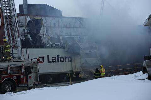A fire raged on Saturday morning in the Laforo Inc. industrial foundry. ÉRIC BELLEFLEUR/ AGENCE QMI