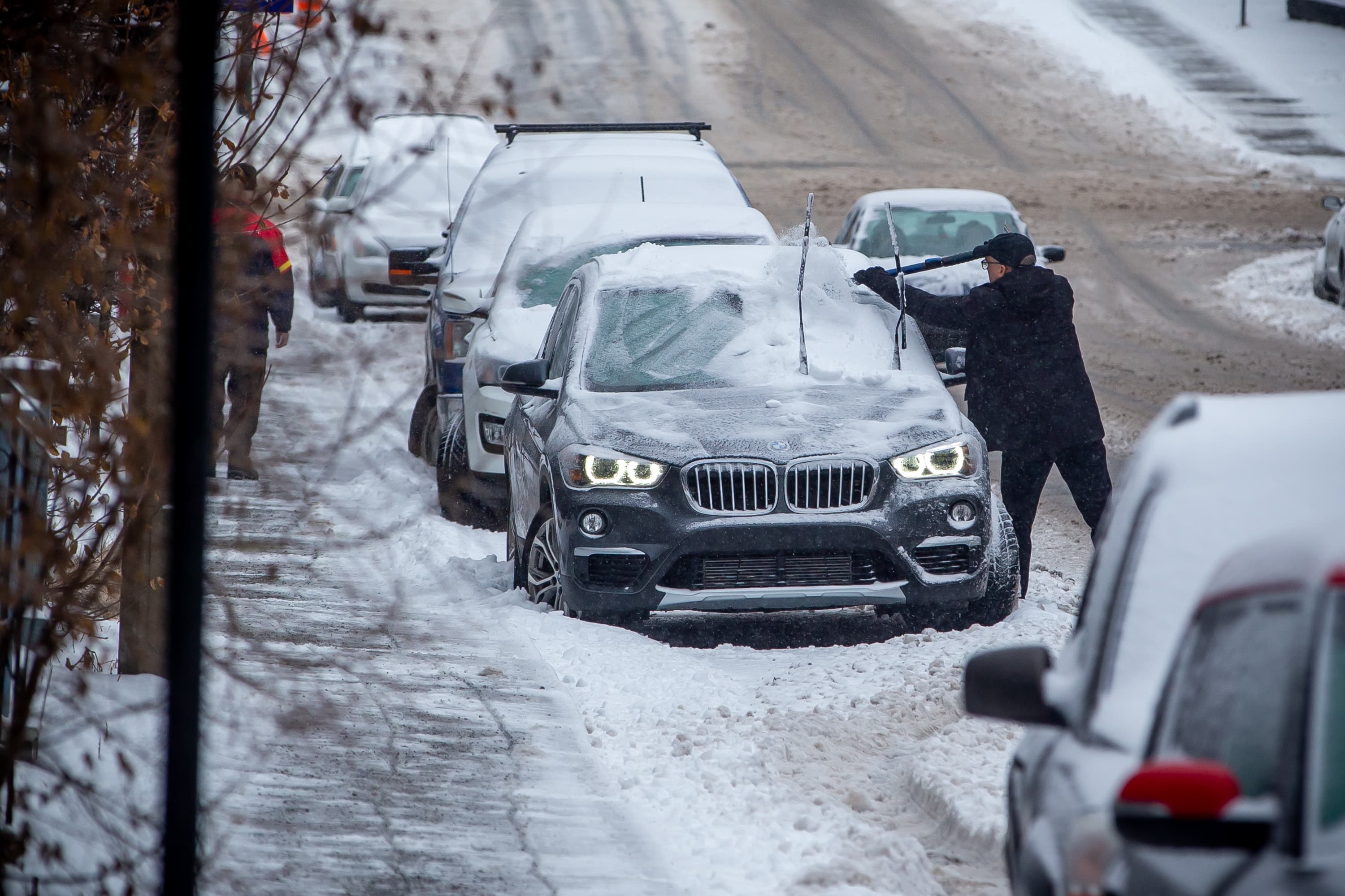 Un vigoureux système dépressionnaire balaye le Québec depuis la nuit de dimanche à lundi déversant des quantités de neige et de la pluie verglaçante.