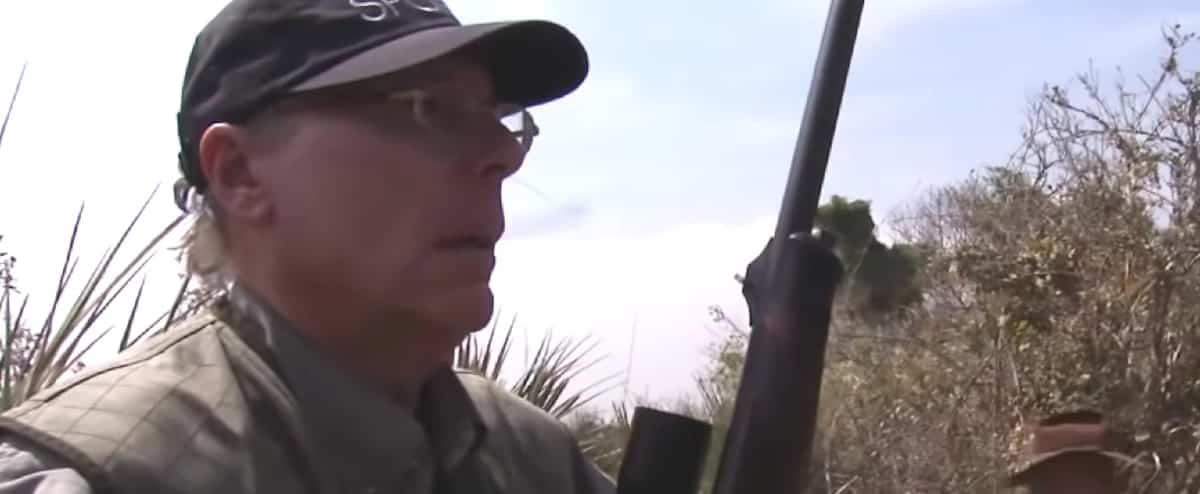 Raiva por causa de um vídeo do chefe do lobby pró-armas dos EUA atirando em um elefante Raiva por causa de um vídeo do chefe do lobby pró-armas dos EUA atirando em um elefante
