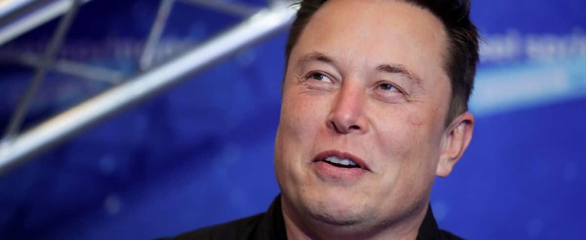 Seul aux commandes de Twitter, Elon Musk imprime sa marque