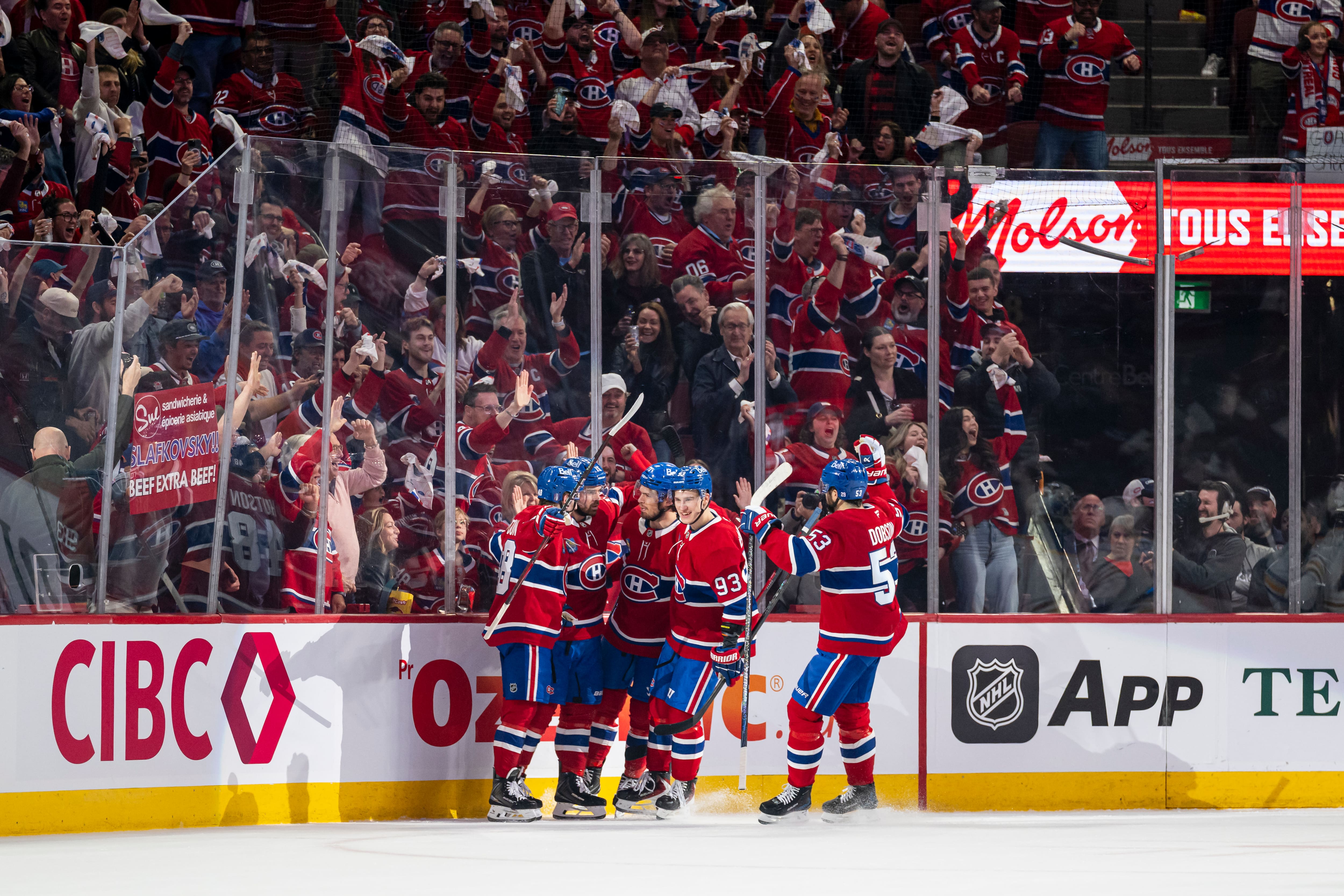 C'est sur la tige grise en aluminium située au-dessus du mot «App» que la rondelle a dévié sur la sequence menant au but de Tage Thompson, des Sabres de Buffalo le mardi 12 mai 2026, au Centre Bell.