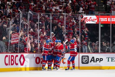 C'est sur la tige grise en aluminium située au-dessus du mot «App» que la rondelle a dévié sur la sequence menant au but de Tage Thompson, des Sabres de Buffalo le mardi 12 mai 2026, au Centre Bell.