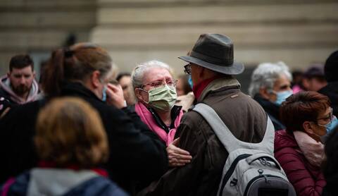 Plusieurs personnes se sont réunies dans la cour de l’école F.A.C.E, à Montréal, pour prendre part à la marche en mémoire de Romane Bonnier et contre la violence faite aux femmes, le samedi 30 octobre 2021. THIERRY LAFORCE/AGENCE QMI