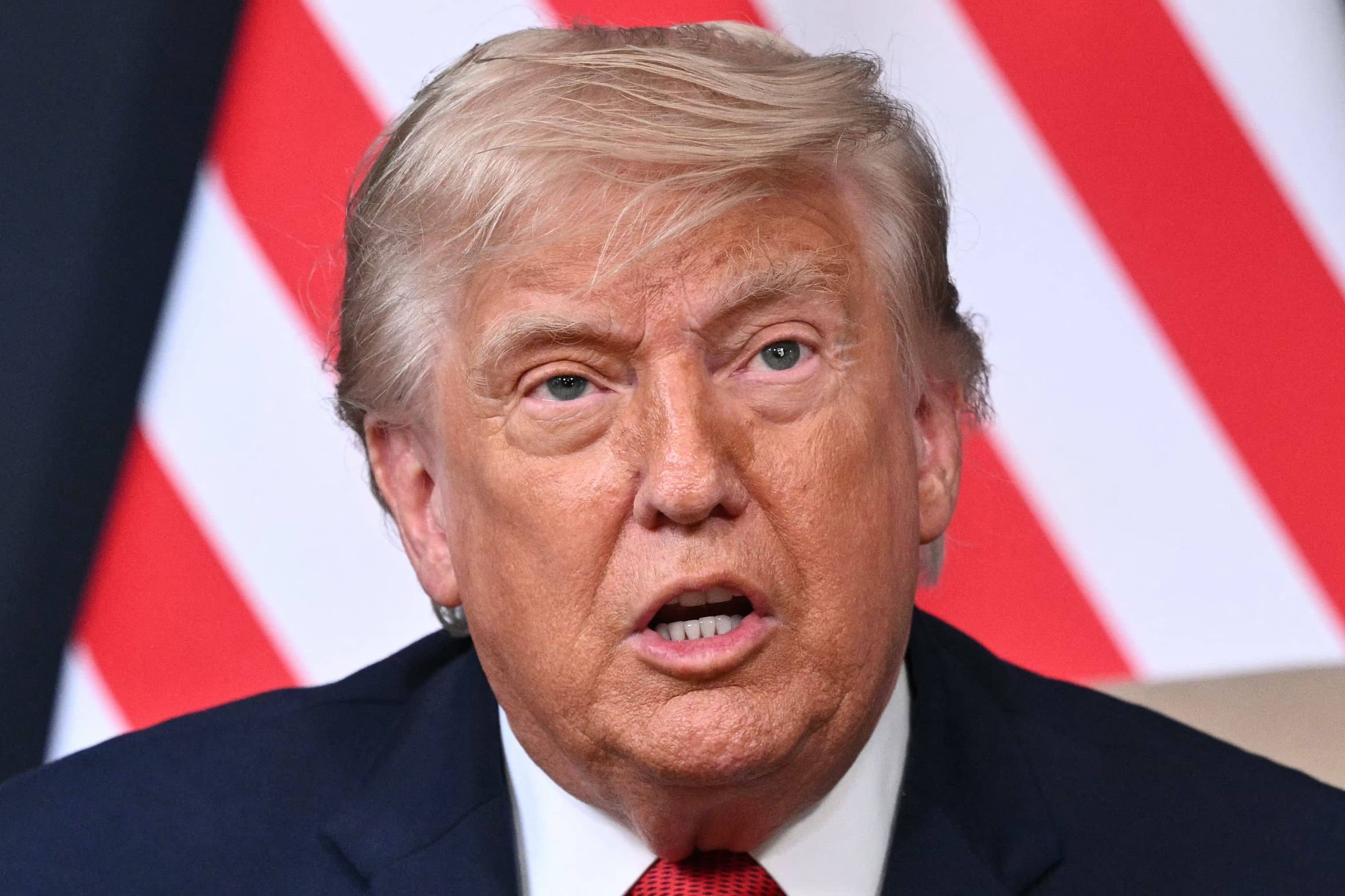Trump menace de recommencer à «balancer des bombes» si l'Iran «ne se comporte pas bien»