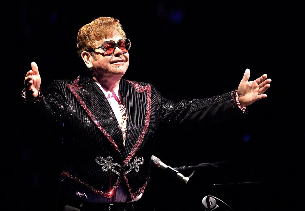 Honoré lors d'un gala à Toronto, Elton John, dont le mari est originaire du Canada, déclare: «Je suis Canadien et je peux vous dire que ce n’est pas le 51e putain d’État!»