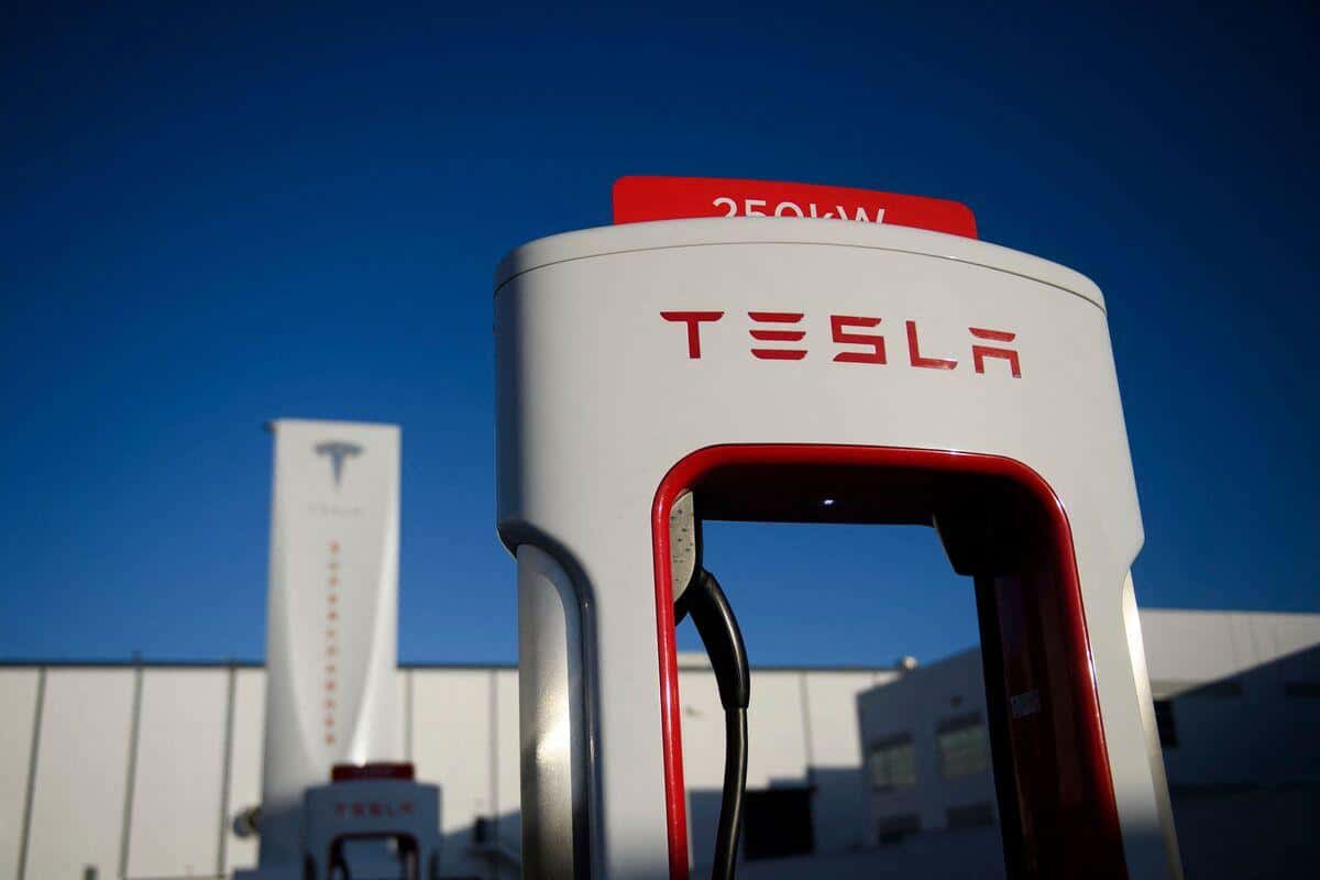 Des voitures Tesla &agrave; l'arr&ecirc;t apr&egrave;s une panne de serveur; Elon Musk v&eacute;rifie