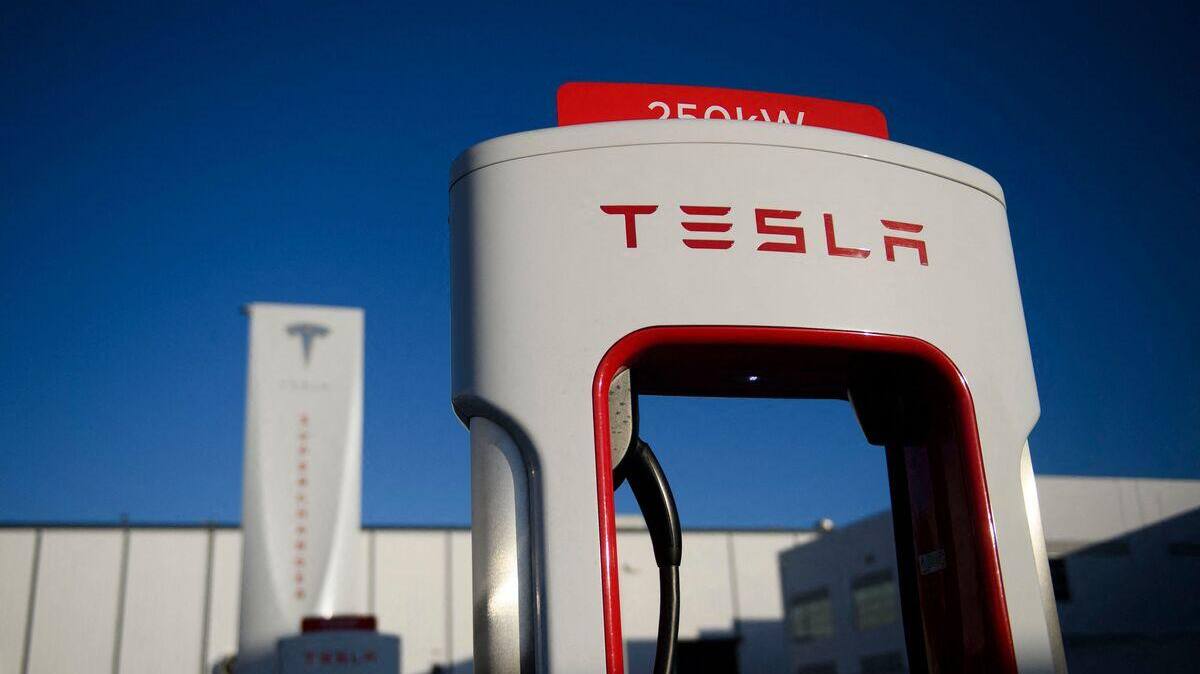 Des voitures Tesla à l'arrêt après une panne de serveur; Elon Musk vérifie