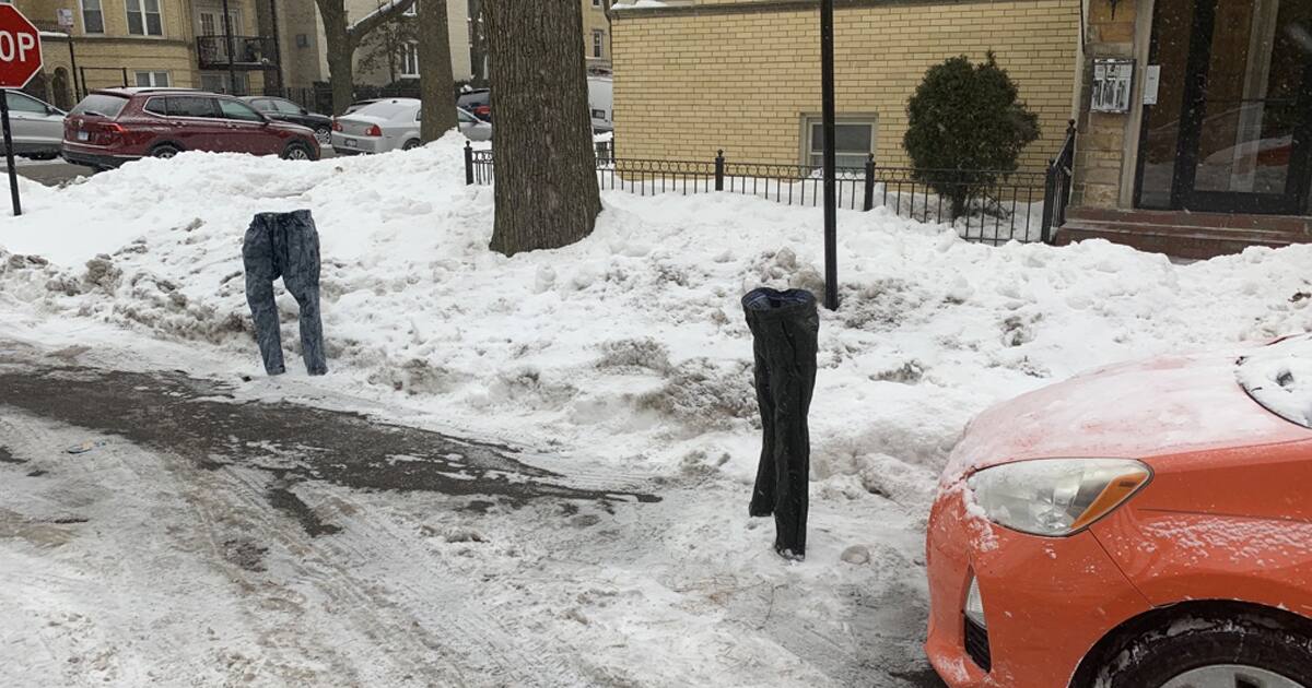 Il utilise des jeans gelés pour garder sa place