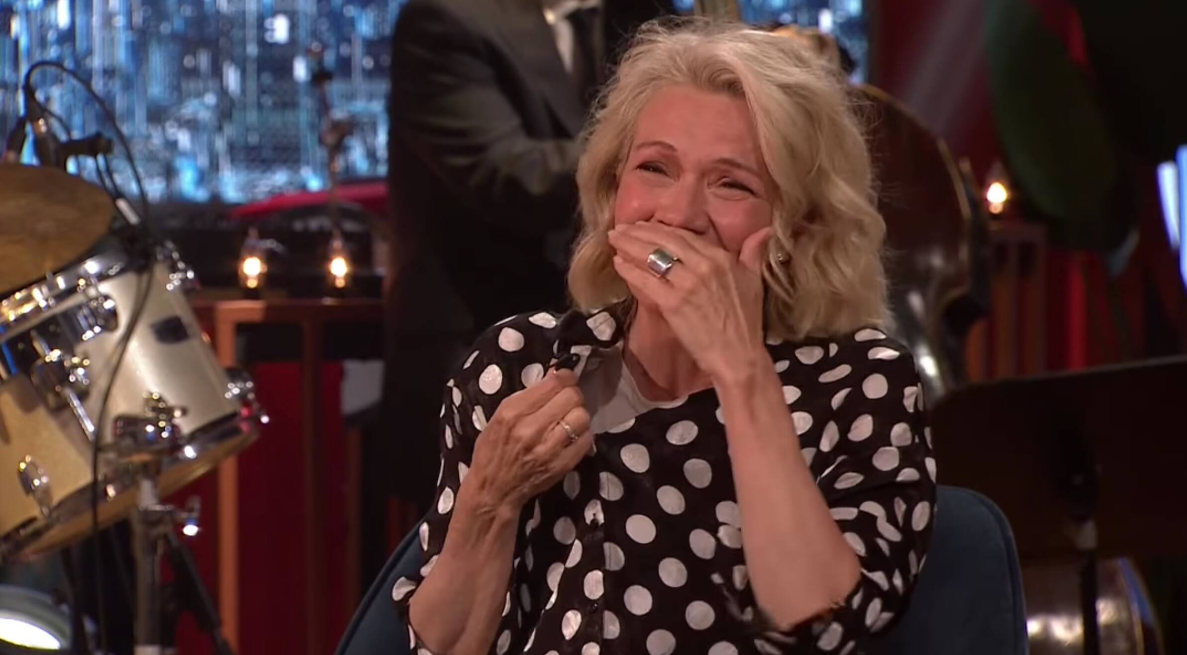 Elle crée un fou rire général à Bonsoir bonsoir!