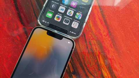 Comparaison des encoches entre le nouveau iPhone 13 Pro en bas et l'iPhone 12 Pro en haut de la photo