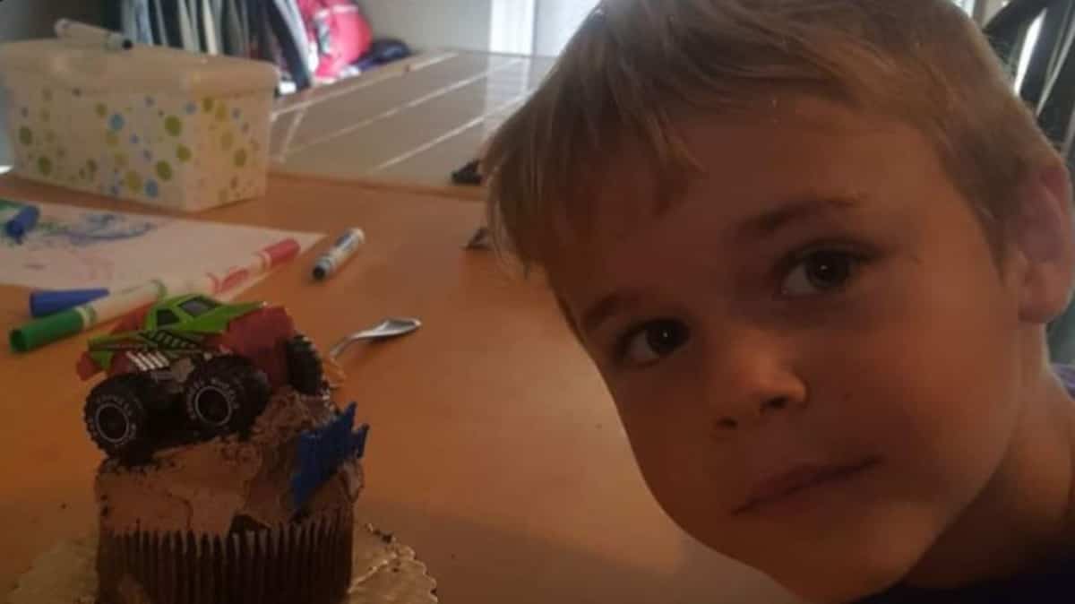 Um menino de 7 anos morre devido a uma ameba comedora de cérebro presa em um lago Um menino de 7 anos morre devido a uma ameba comedora de cérebro presa em um lago