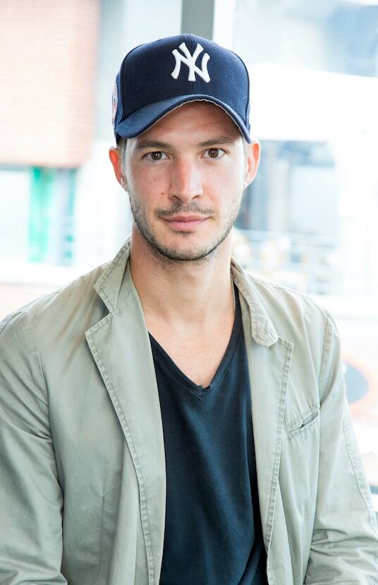 Découvrez le nouveau look d'Éric Bruneau