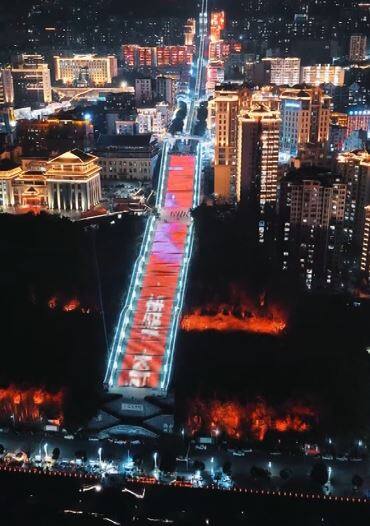 写真で |中国、世界最長の屋外エスカレーターで新たな高みに到達