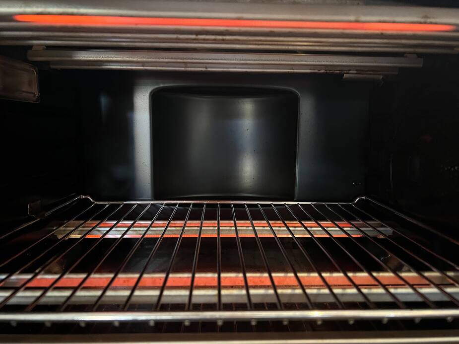 Un espace arrondi à l’arrière du four assure une bonne circulation d’air, même lorsqu’une plaque occupe toute la grille.