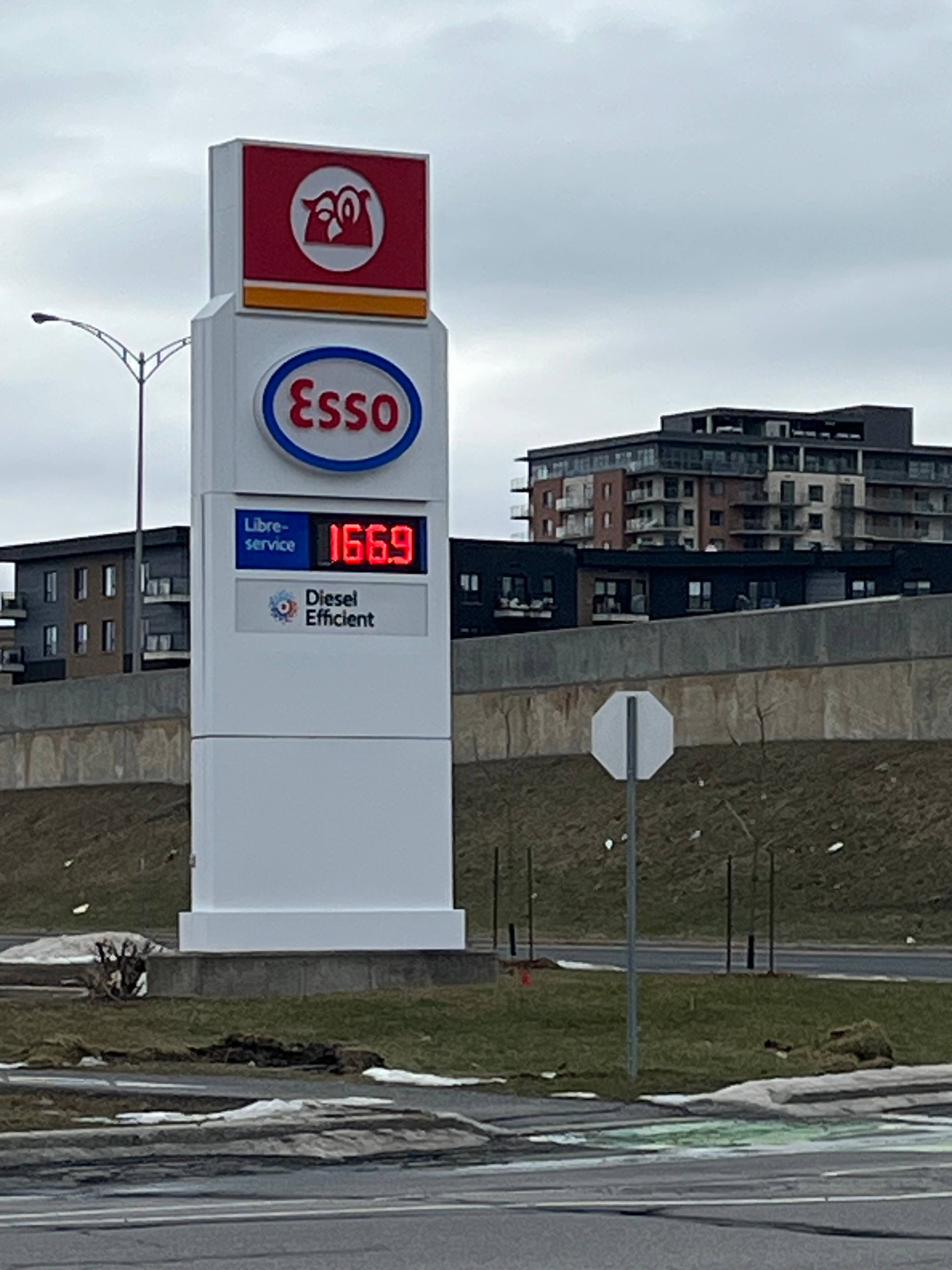 Le prix de l’essence bondit au Québec JDM