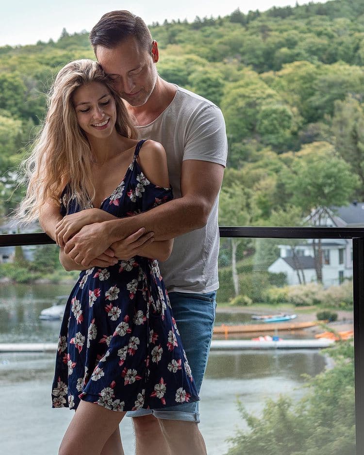 Il souligne la fête de son amoureuse avec émotion