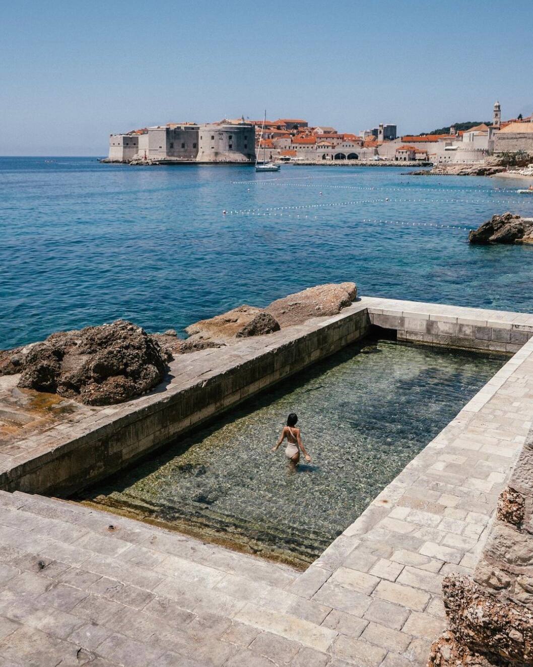 Une ville interdit les valises à roulettes