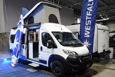 Os modelos de classe B são mais populares. Certos ofendem até mesmo um iluminado supplémentaire sur le toit, acessível pelo interior.