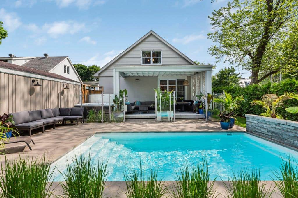 Maison avec piscine à vendre pour 1 675 000$