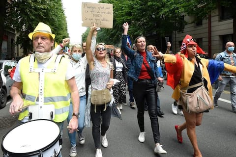 Fransa'da sağlık pasaportu karşıtları 4 haftadır üst üste protesto gösterileri düzenliyor.