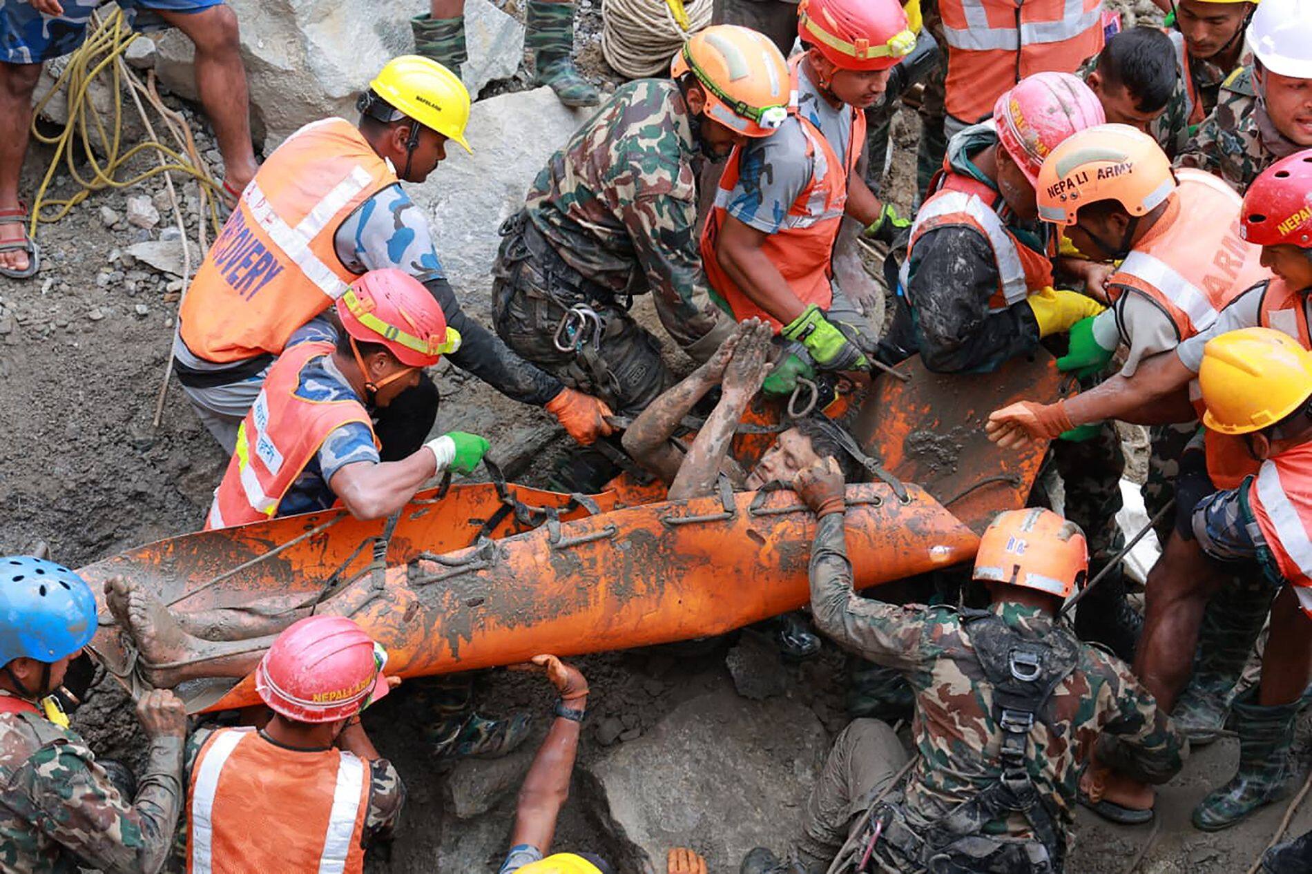 IMAGES | Crue catastrophique au Népal: deux ouvriers extraits vivants d'un tunnel