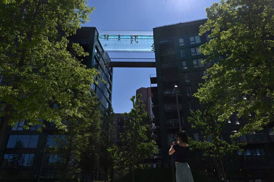 Image principale de l'article Une piscine suspendue à 35 mètres au-dessus du sol