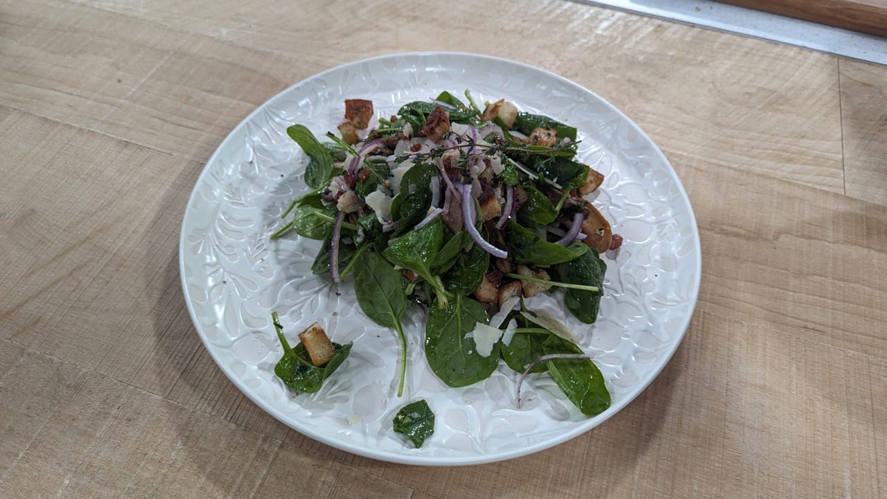 Salade tiède d’épinards, de pleurotes et de bacon 