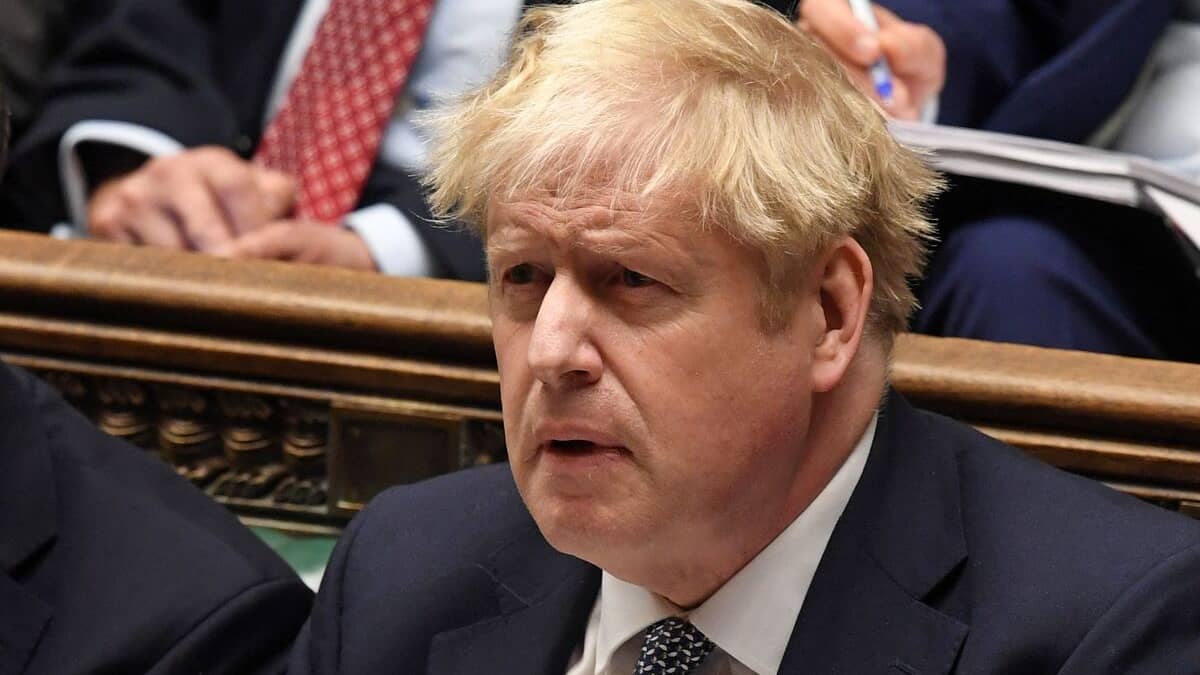 Pour sauver sa tête, Boris Johnson contre-attaque