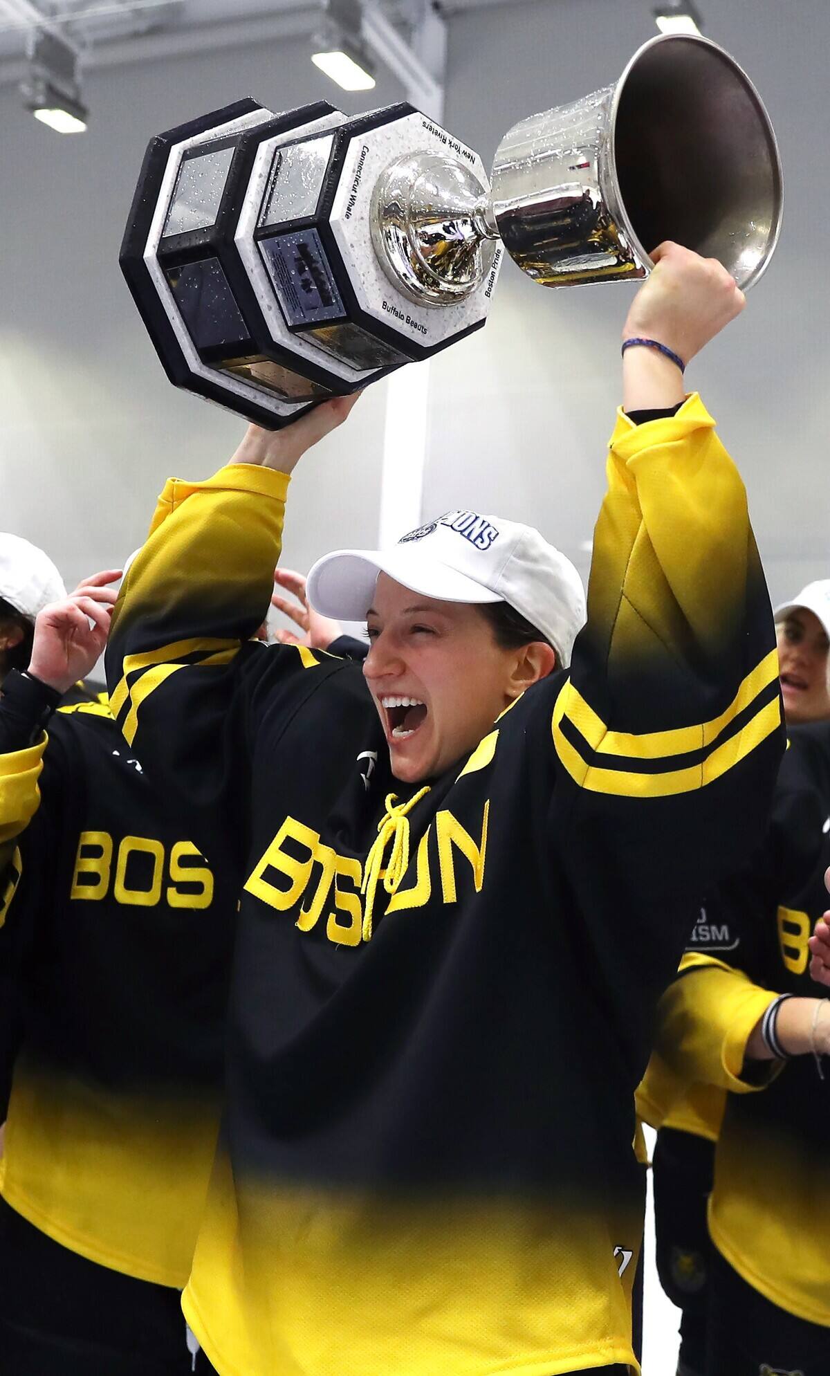 Jillian Dempsey (derecha) en el banquillo de Montreal, el jueves en Place Bell, durante el primer partido de playoffs contra Boston.