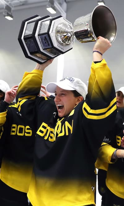 Jillian Dempsey (derecha) en el banquillo de Montreal, el jueves en Place Bell, durante el primer partido de playoffs contra Boston.