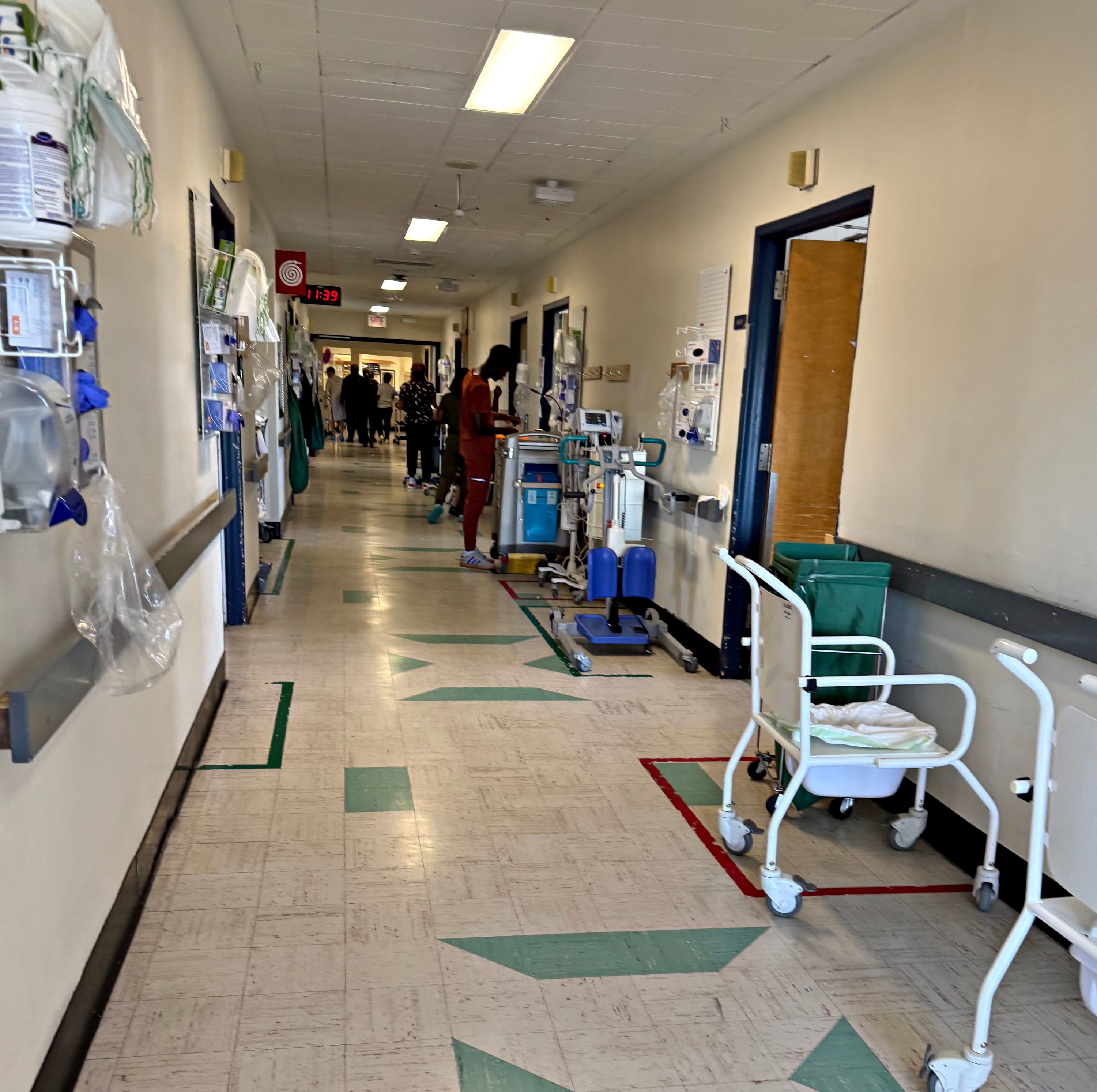 Des centaines de patients occupent des lits sans avoir besoin de soins puisqu’ils attendent une place en CHSLD ou en maison des aînés.