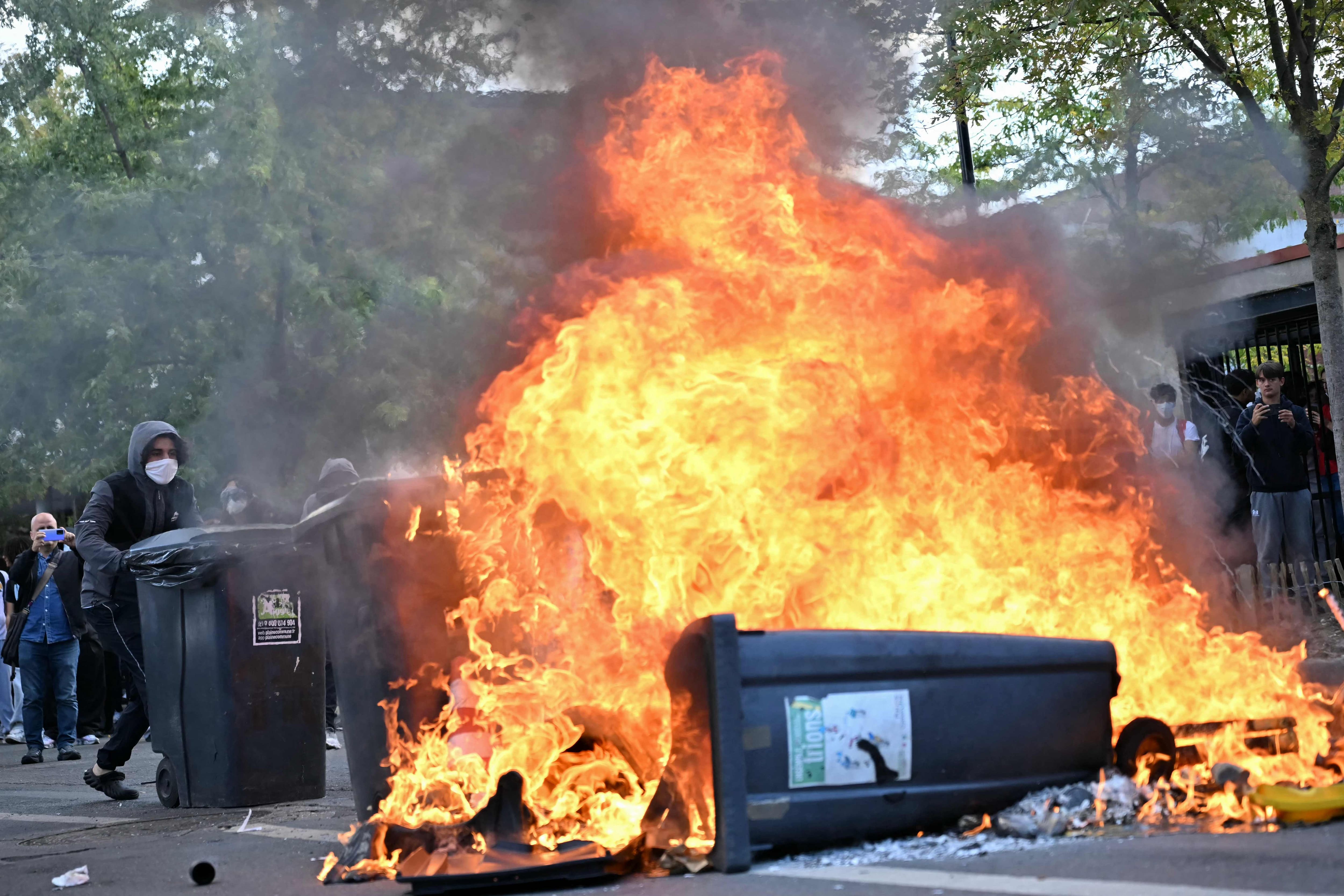 EN IMAGES | Mobilisation «historique»: voici pourquoi des étudiants mettent le feu à leur école en France