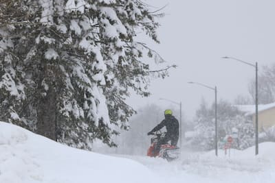 Los visitantes desafiaron la tormenta en el Parc de la Chute-Montmorency, en Quebec, para llegar a los senderos que conducen al puente colgante.