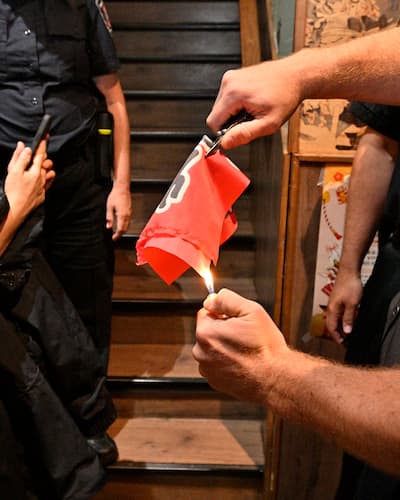 El jefe de la sección de prevención, Kevin Francoeur, y otros dos agentes notaron que el arma de fuego en un restaurante no funcionaba en Crescent Street.