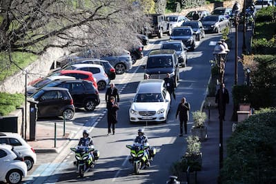 A carruagem que transporta o caixão de Brigitte Bardot e o cortejo fúnebre seguem em direção ao Cemitério Naval após a cerimônia.