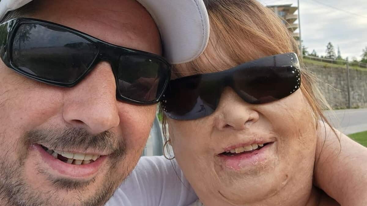 Homicide à Chicoutimi: des dizaines de personnes solidaires avec la victime lors de la comparution de l’accusé