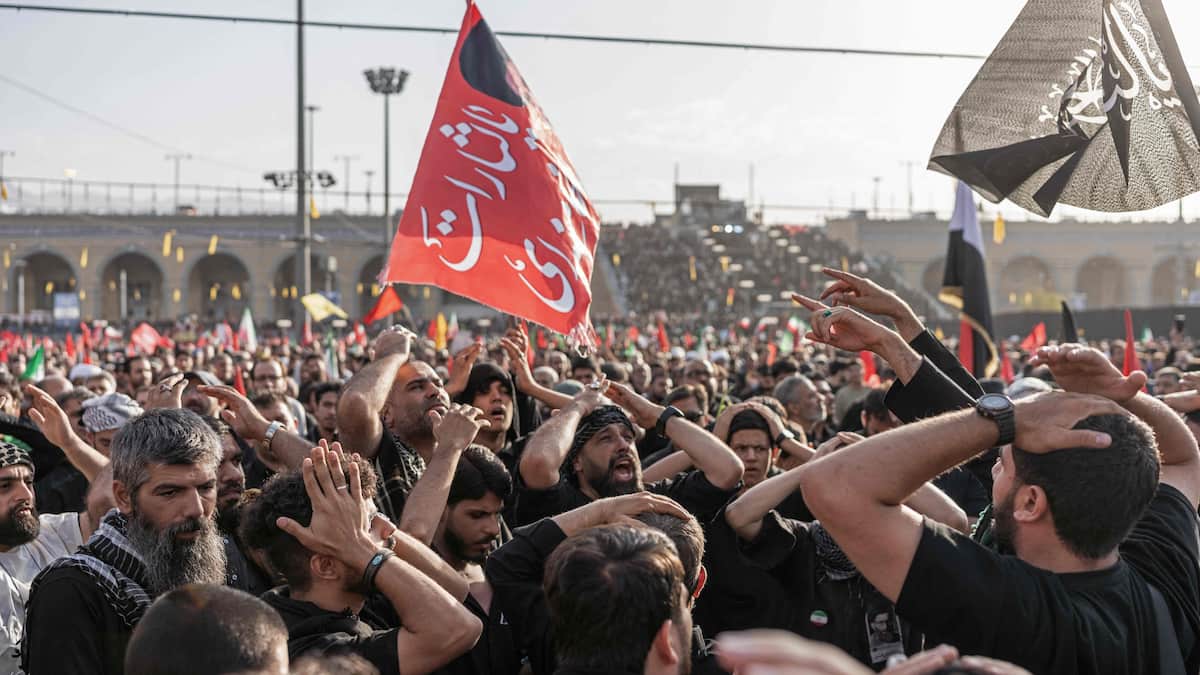 In Tehran, faithful call for “revenge” in front of Khamenei’s coffin In Tehran, faithful call for “revenge” in front of Khamenei’s coffin