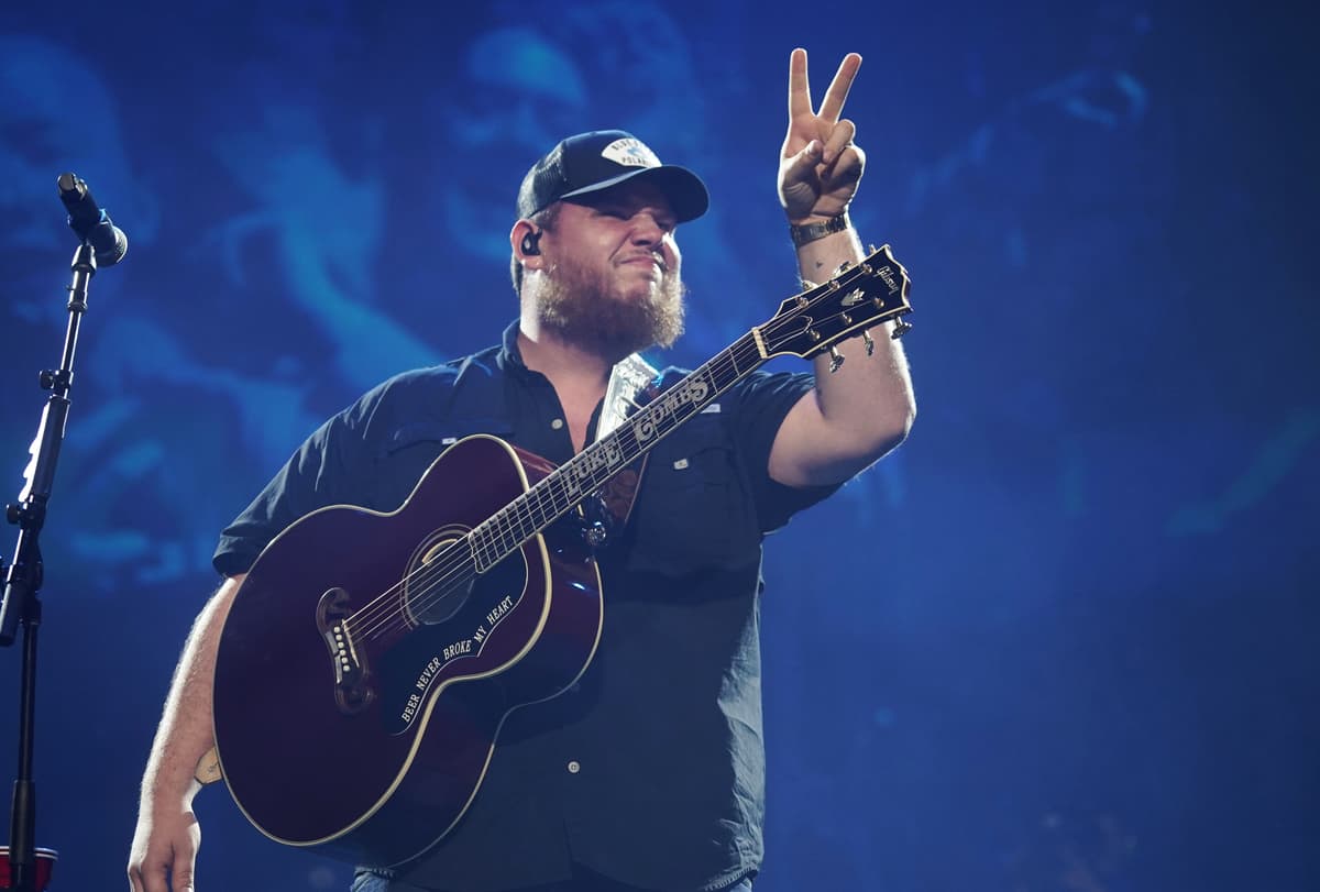 Luke Combs accueille des joueurs du CH fans de la Victoire de Montréal lors de son spectacle au parc Jean-Drapeau