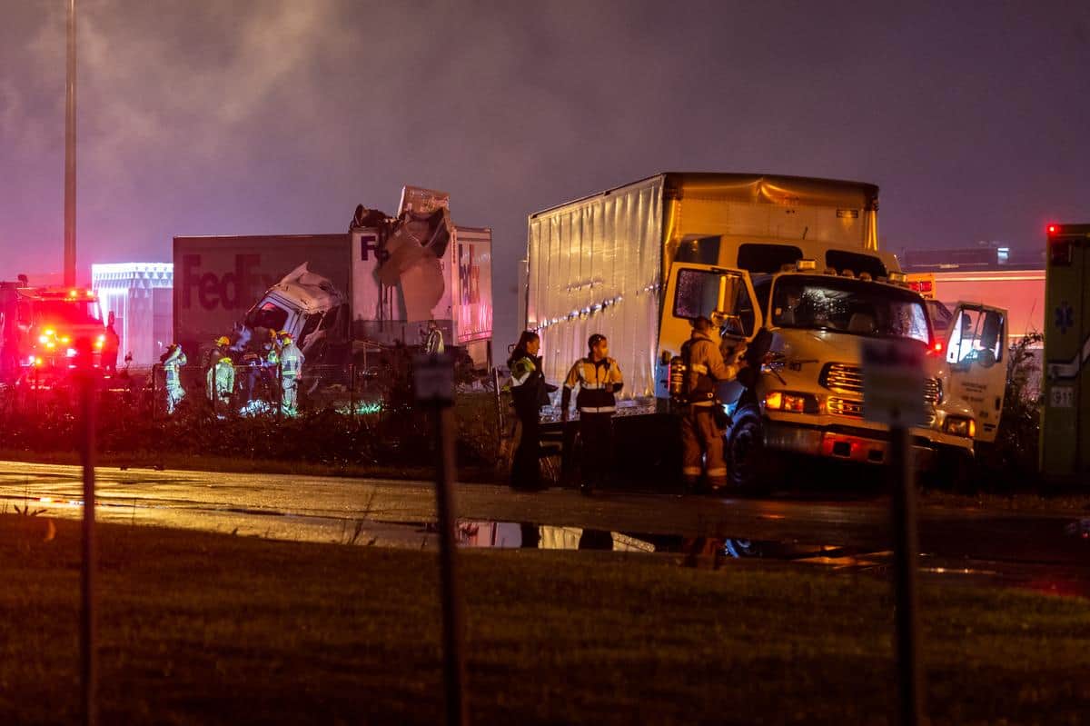 [PHOTOS] Vaudreuil-Dorion: l&rsquo;autoroute 40 ferm&eacute;e en direction ouest &agrave; cause d&rsquo;un accident