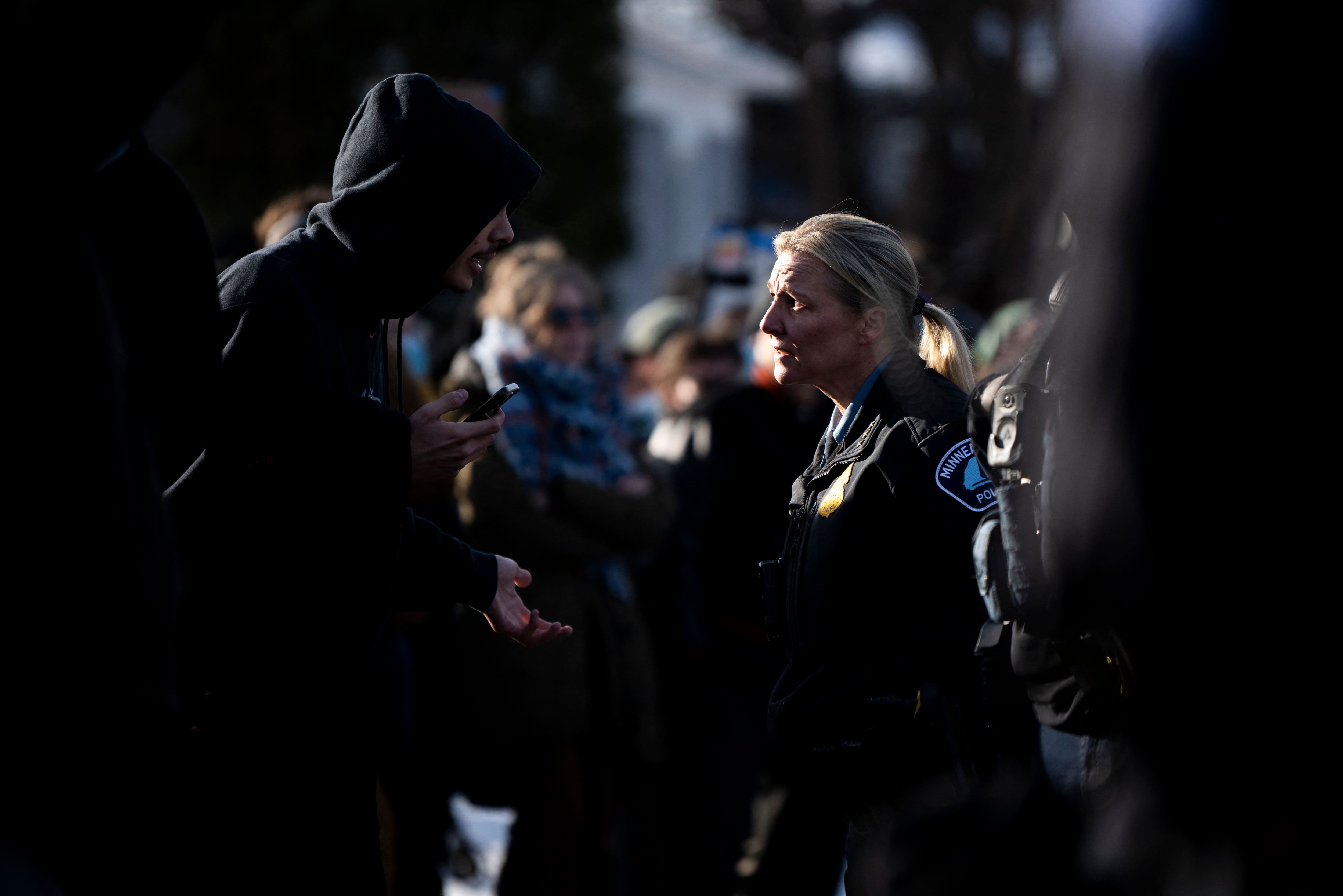 Un conductor de 37 años fue asesinado a tiros por un agente federal de inmigración (ICE) en Minneapolis. Varias personas se encontraban en los límites del perímetro levantado por las autoridades locales tras la tragedia, dando lugar a ciertos enfrentamientos entre ciudadanos y policías.