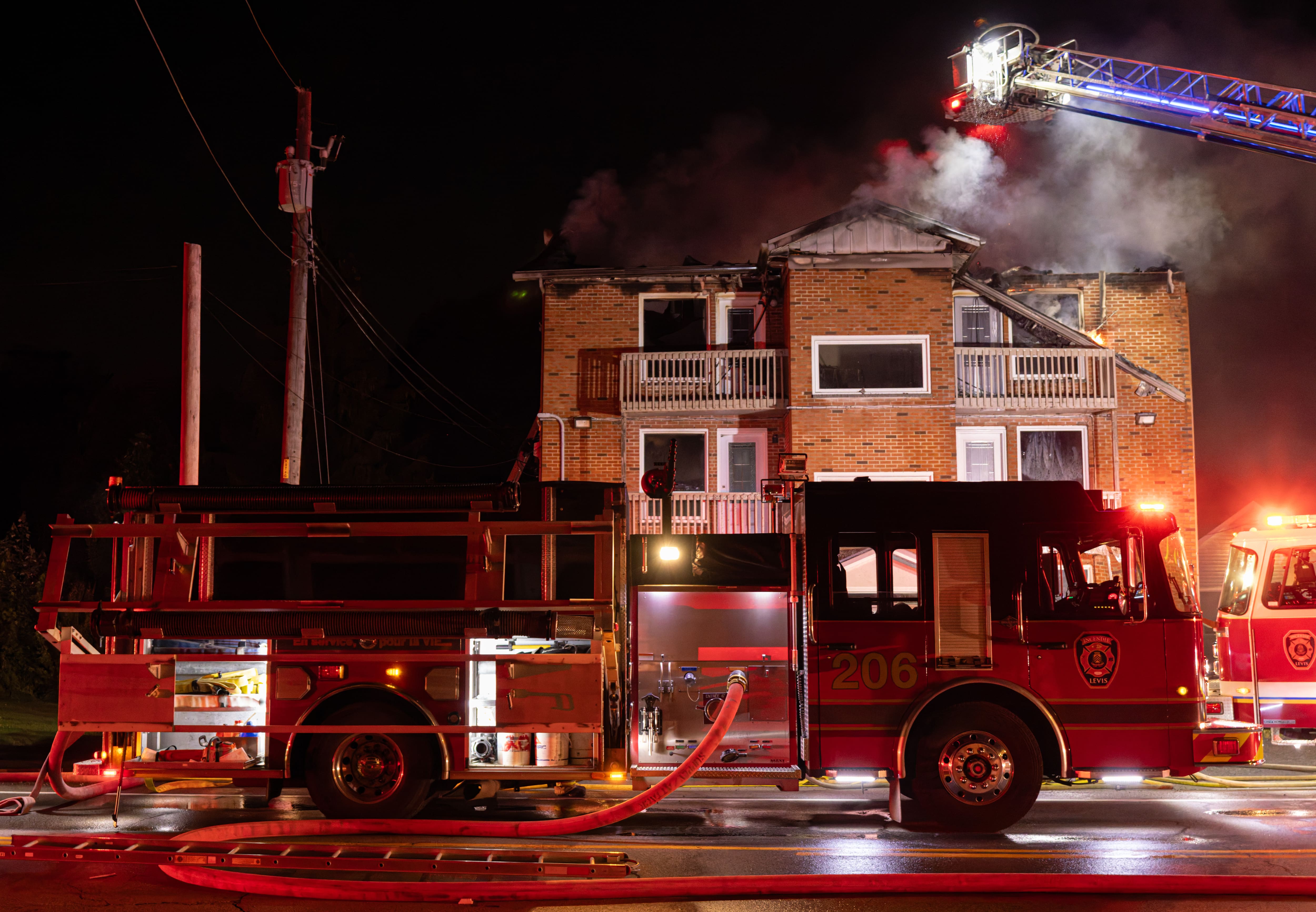Incendie majeur dans un immeuble de 8 logements, sur la rue Pierre-Beaumont, secteur Lévis. Québec, dimanche le 26 juillet 2026. PHOTO MARCEL TREMBLAY / AGENCE QMI
