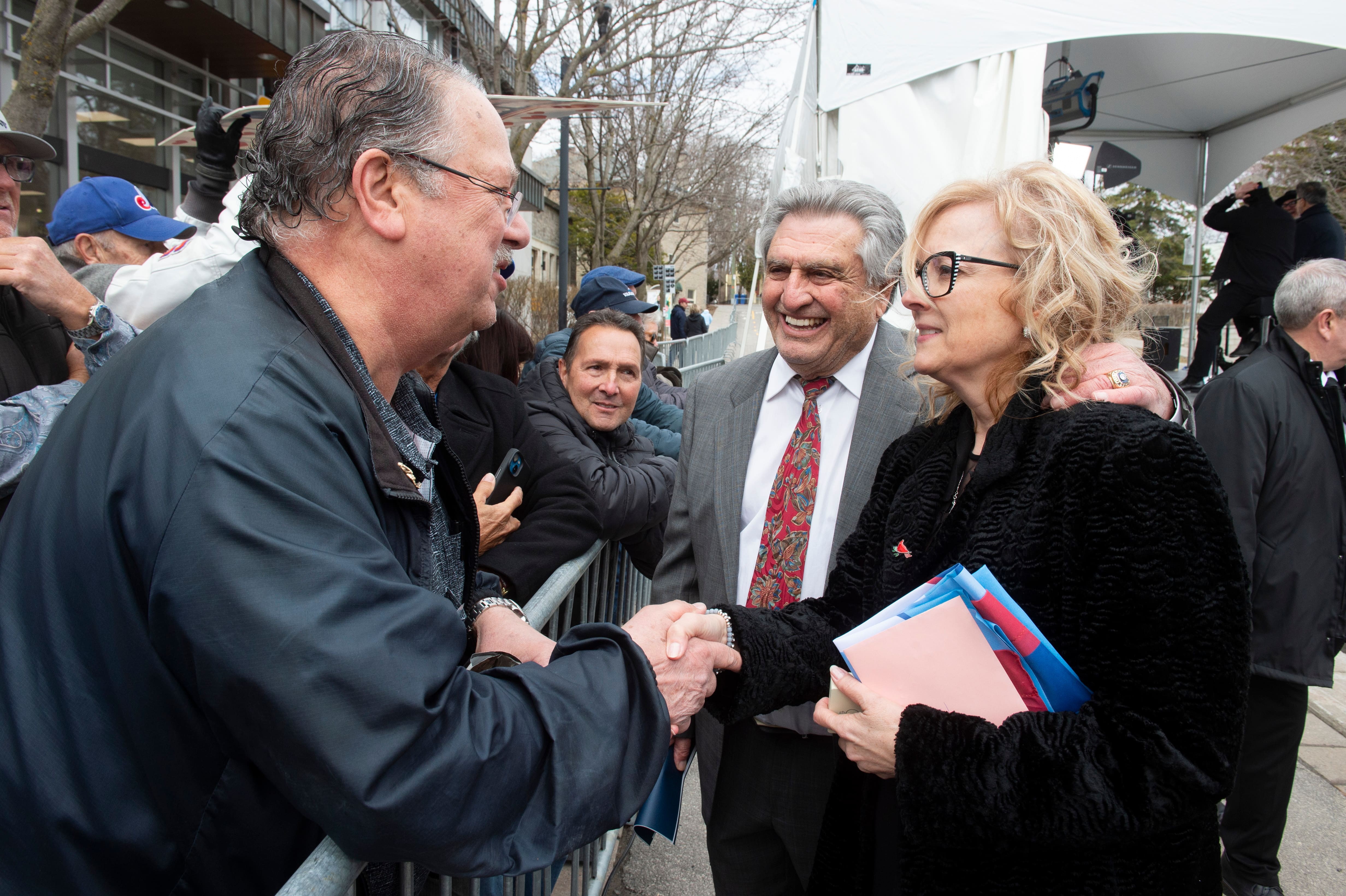 Claude Thibaudeau transmitiu suas condoléances a Pascale Vallée, à esposa de Rodger Brulotte, na presença de Ménick, no mesmo dia 11 de abril de 2026, em Sainte-Thérèse.