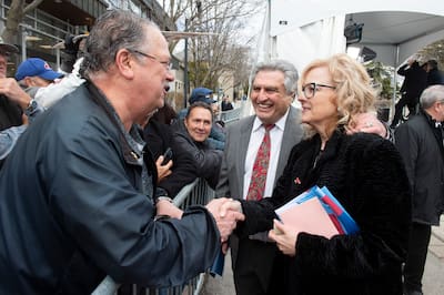 Claude Thibaudeau transmitiu suas condoléances a Pascale Vallée, à esposa de Rodger Brulotte, na presença de Ménick, no mesmo dia 11 de abril de 2026, em Sainte-Thérèse.