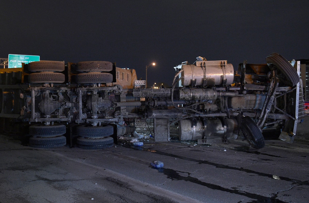 PHOTOS | Un camion charg&eacute; de neige se renverse