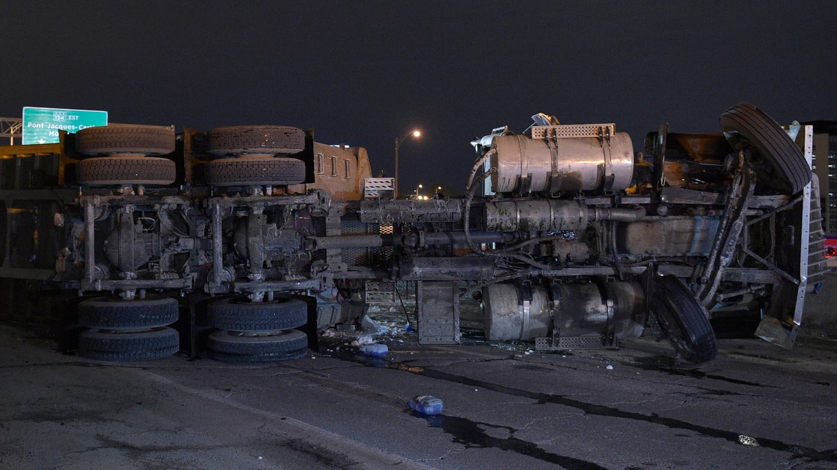 PHOTOS | Un camion chargé de neige se renverse