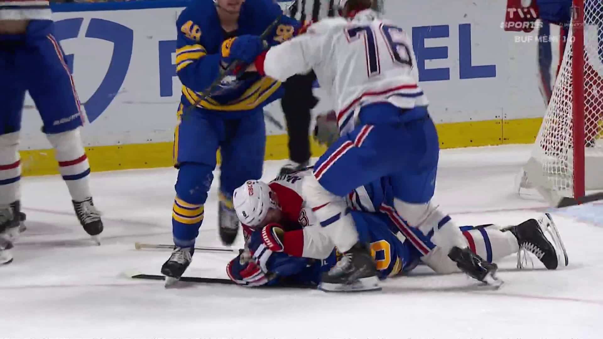 À VOIR : Mike Matheson protège Zach Benson après une chute