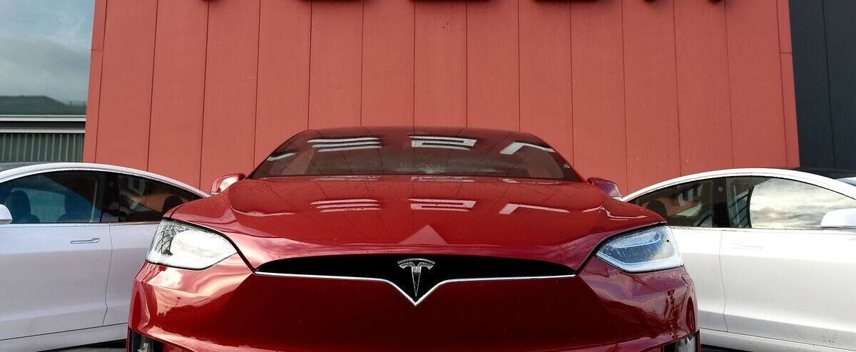 Elon Musk va accepter les dogecoins pour certains produits Tesla, la crypto grimpe